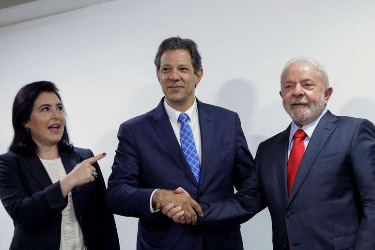 Os ministros Simone Tebet e Fernando Haddad com o presidente Lula; equipe econômica vem sendo pressionada a divulgar arcabouço fiscal há meses