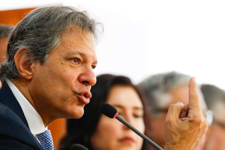 O ministro da Fazenda, Fernando Haddad, enfatizou que, apesar da mudança, o salário mínimo no Brasil continuará tendo ganho real, com ajustes acima da inflação.