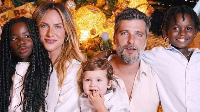 Giovana Ewbank e Bruno Gagliasso são pais de Titi, Bless e Zyan.