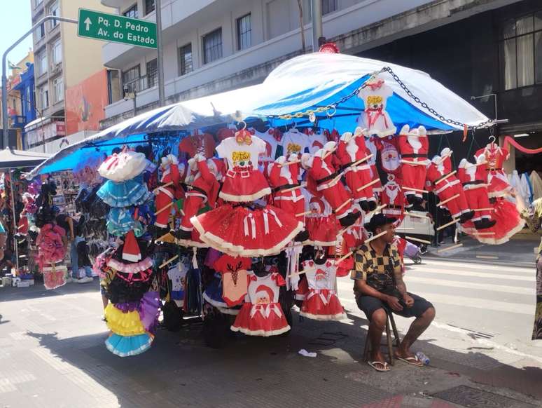 A barraca de Felipe da Silva Santos era a que mais tinha mais peças natalinas no dia da reportagem. Ocupam um lado da barraca.