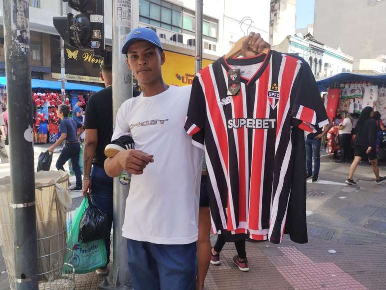 Renan de Jesus Oliveira vende tênis e camiseta de time. Quem quiser produtos natalinos terá dificuldade em encontrar em camelôs e barracas.