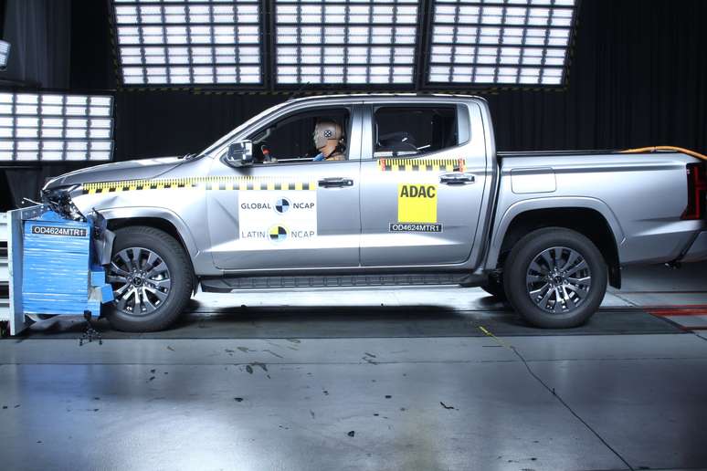 Novo Mitsubishi Triton vai bem e tira nota máxima no Latin NCAP