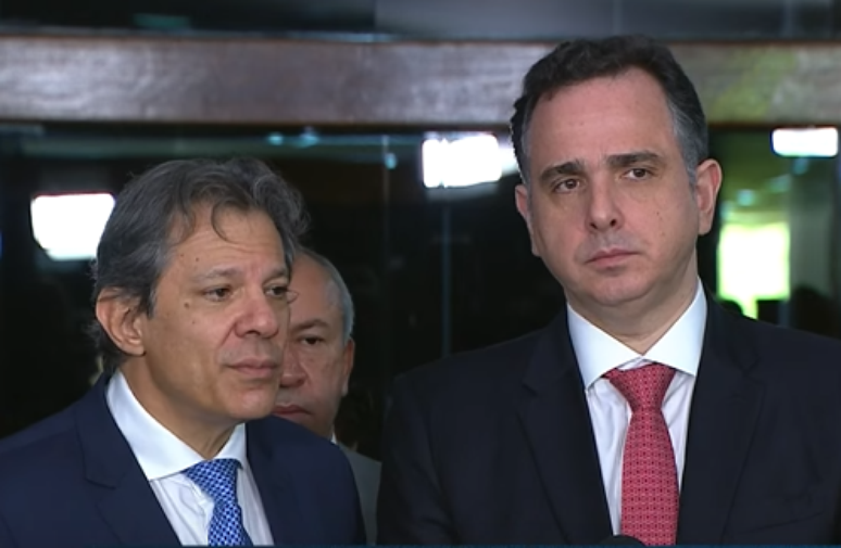 O ministro Fernando Haddad e o senador Rodrigo Pacheco falaram com a imprensa após se reunirem para tratar do pacote de corte de gastos