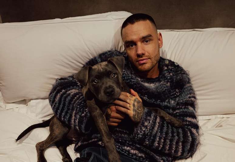 Liam Payne posa para foto com cachorro