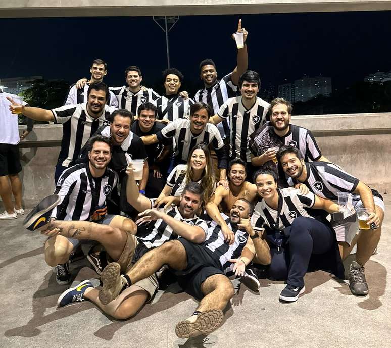 Integrantes de la Caravana Alvinegra en el Estadio Nilton Santos luego del triunfo 2-1 sobre Palmeiras en Brasil 2024.