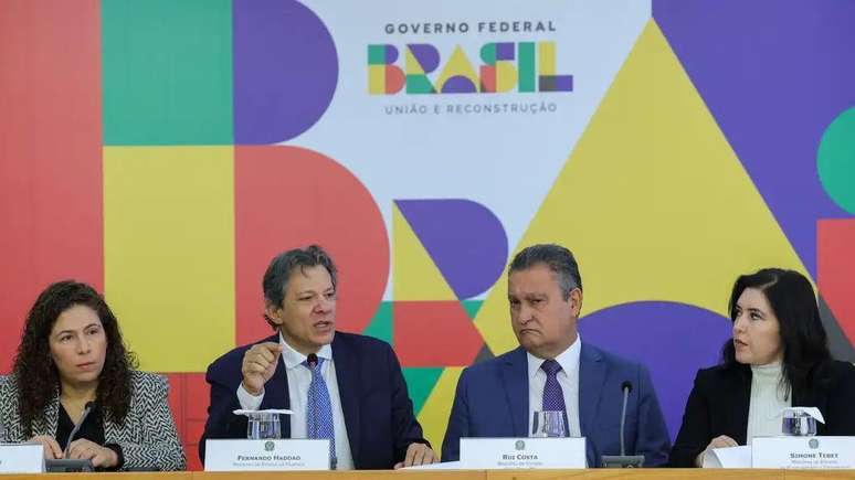 Os ministros Esther Dweck (Gestão), Fernando Haddad (Fazenda), Rui Costa (Casa Civil) e Simone Tebet (Planejamento) durante coletiva para explicar o pacote de corte gastos do governo