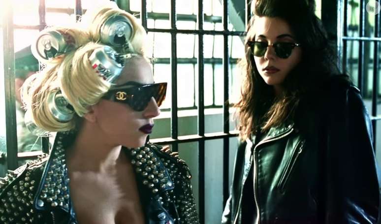 Quase ninguém sabe, mas Lady Gaga tem irmã idêntica que já apareceu em clipe - um detalhe significativo separa as duas.