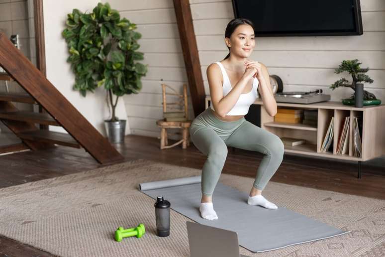 O agachamento é um exercício funcional que fortalece as pernas e melhora a estabilidade e o suporte do corpo 