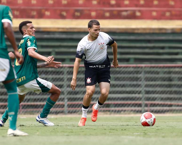 Lucas Souza protagoniza boa temporada no Sub-17 do Corinthians. 