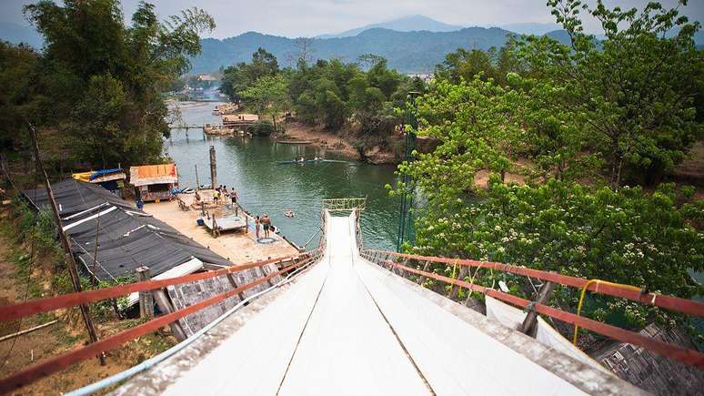 Os toboáguas gigantes no rio Nam Song faziam parte da experiência de festa de Vang Vieng