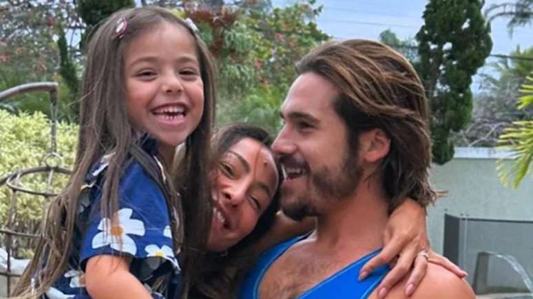 Nicolas Prattes com Sabrina Sato e a filha dela, Zoe