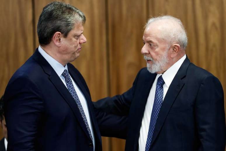 Tarcísio de Freitas e Lula em evento sobre pacote de investimentos para São Paulo