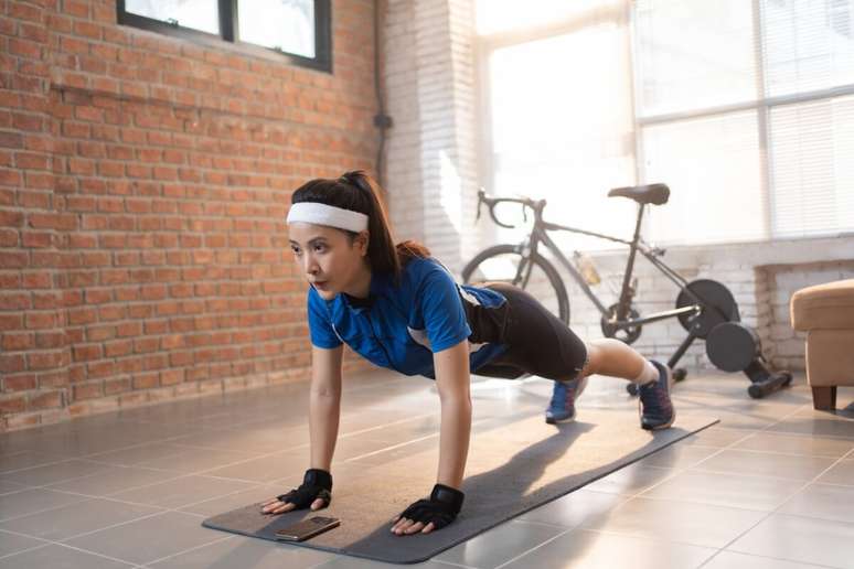 A flexão de braço é uma excelente opção para quem deseja tonificar a parte superior do corpo 