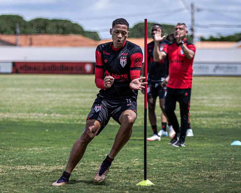 Zagueiro Adriano Martins é um dos que se ‘salvam’ do time do Atlético-GO –