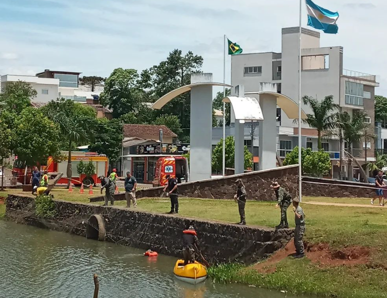 Autoridades argentinas coordenam operação para retirar jacaré solto propositalmente em lago turístico na fronteira com o Brasil