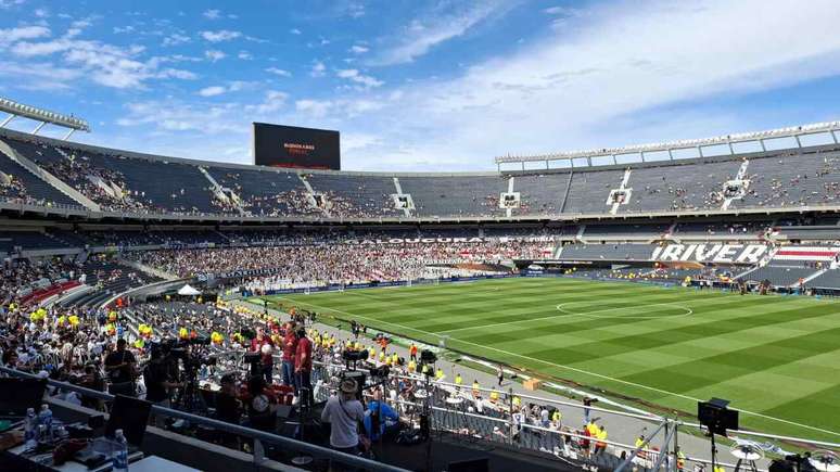 Torcida do Atlético-MG começa a chegar no Monumental de Nuñez –