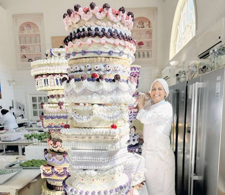 Isa com escultura doce de 1,7 m de altura, criada para uma festa recente, que reuniu 106 bolos em um só.