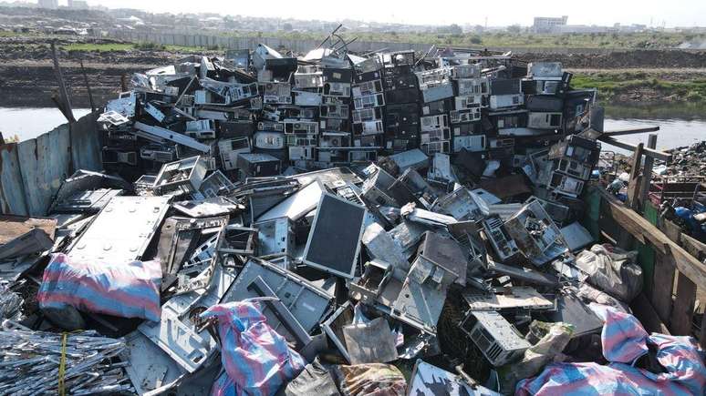 Alguns revendedores de ferro-velho de Agbogbloshie dizem que queimam ou jogam fora os plásticos do lixo eletrônico porque não podem reciclá-los