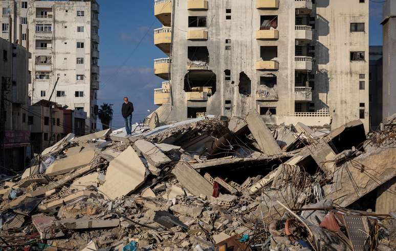 Um homem est&aacute; sobre as ru&iacute;nas de sua casa destru&iacute;da por um ataque israelense, ap&oacute;s o cessar-fogo entre Israel e o Hezbollah, em Tiro, sul do L&iacute;bano, 30 de novembro de 2024. 