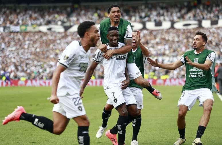 Botafogo comemora gol marcado por Luiz Henrique na final da Libertadores