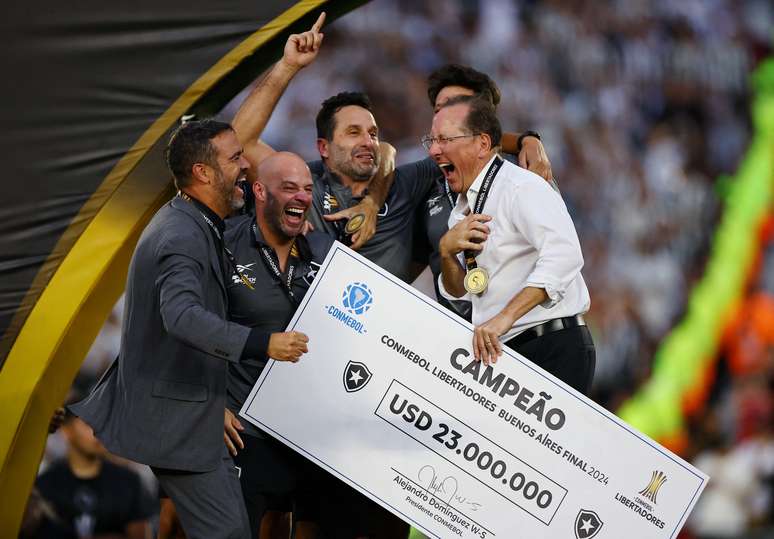 John Textor com premiação pelo título da Libertadores