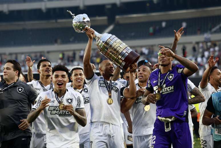 Botafogo levanta o troféu da Copa Libertadores