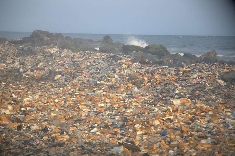 O lixo eletrônico e o plástico são levados por lagoas e rios para o mar, que depois os traz de volta à costa