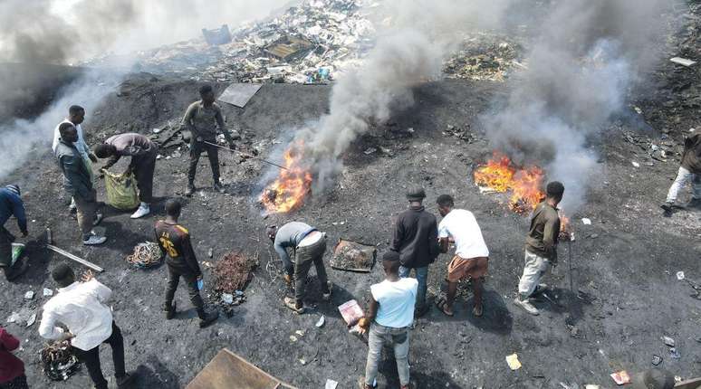 O lixo eletrônico é traficado como um bem reutilizável ​​para vários países mais pobres — e depois incinerado ou descartado após a extração de metais valiosos