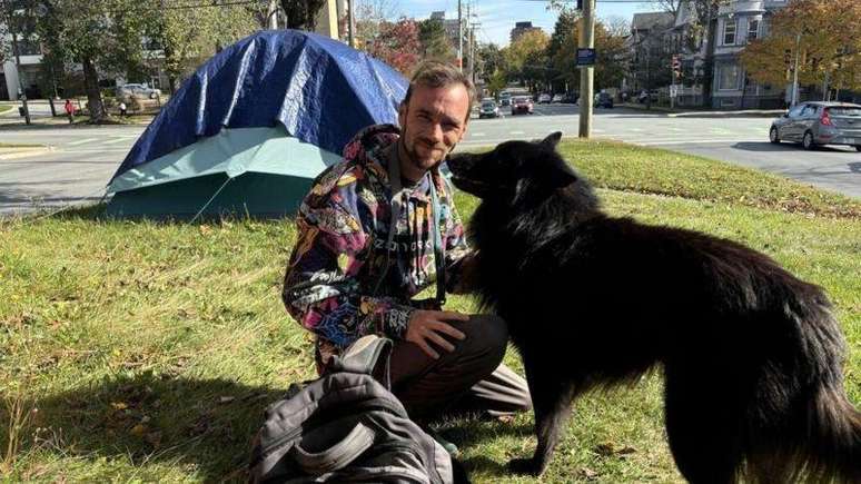 Moradores dos acampamentos para sem-teto de Halifax, no Canadá, como Andrew Goodsell, afirmam que o custo estratosférico dos aluguéis da cidade deixou muitas pessoas sem acesso à moradia