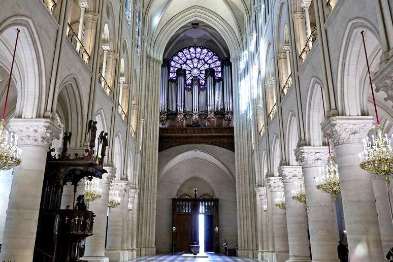 Interior de Notre-Dame após restauração feita devido a incêndio que a atingiu em 2019