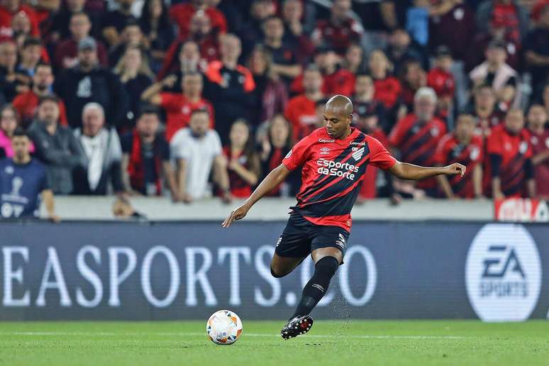 Fernandinho (Athletico-PR) durante jogo contra o Belgrano, no dia 15.08.2024 