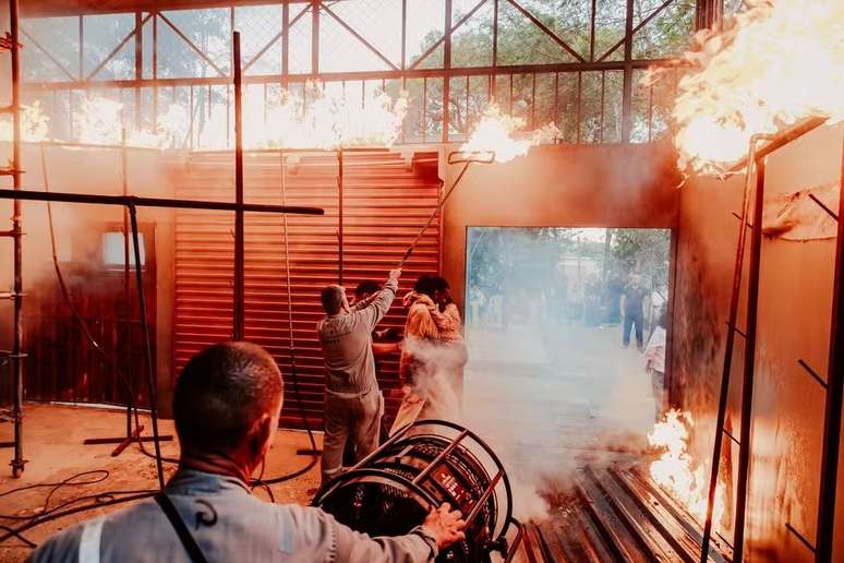 Bastidores da gravação da cena de incêndio no barracão da Dragão Suburbano, na novela Volta por Cima, da Globo.