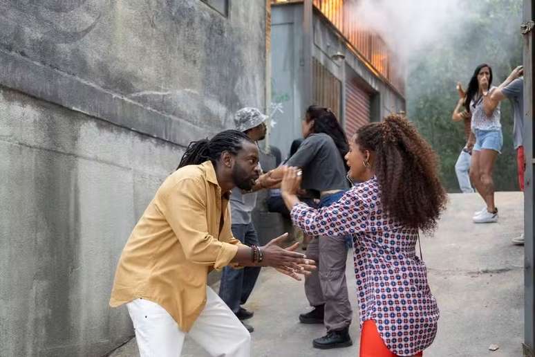 Jão (Fabrício Boliveira) e Madá (Jéssica Ellen) se desesperam em cena de incêndio do barracão da Dragão Suburbano.