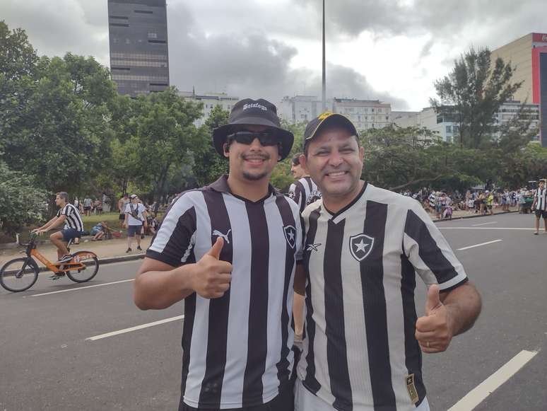 Luciano e o filho vieram de Pernambuco e festejam o título do Botafogo –