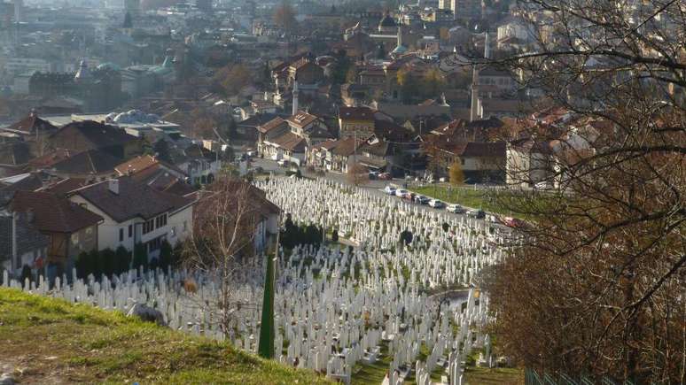 As lápides brancas na colina acima de Sarajevo são uma lembrança da Guerra da Bósnia, na qual a cidade esteve sitiada durante 1.425 dias.