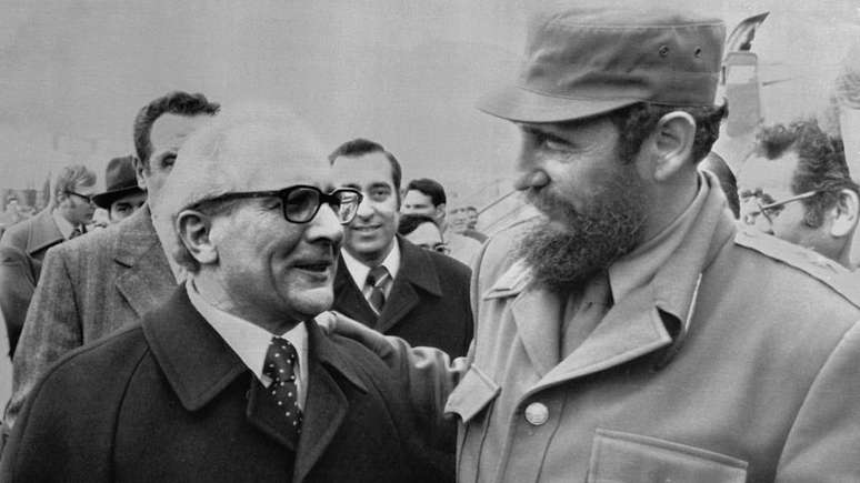 Erick Honecker (à esquerda) com Fidel Castro, durante a visita oficial do cubano à República Democrática Alemã em 1972