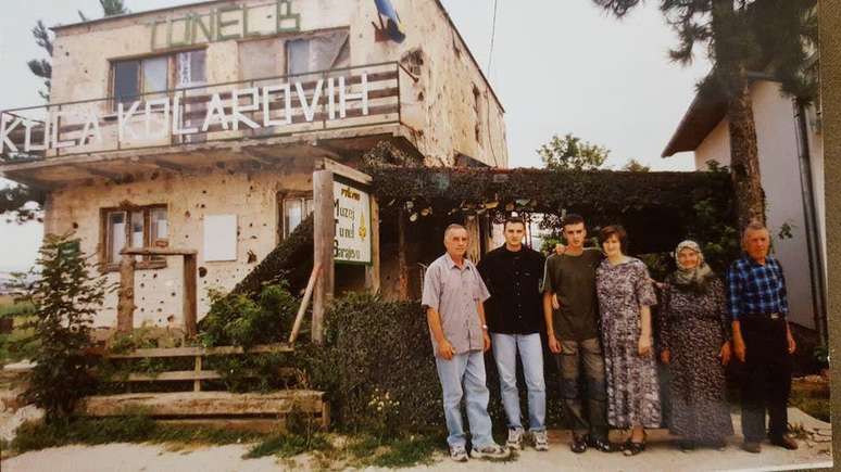 A família de Kolar ainda mora junta em uma casa na mesma região de Sarajevo.