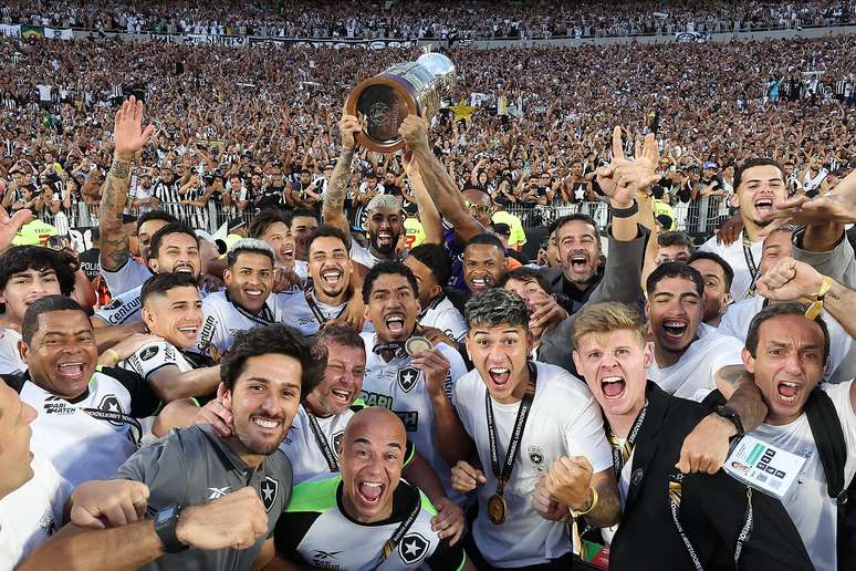 Jogadores do Botafogo comemorando. 