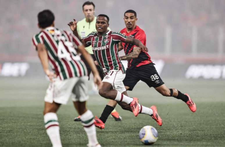 Lucas Merçon/Fluminense - Legenda: Árias garante o empate em 1 a 1 com o Athletico, no Paraná, com um belo gol