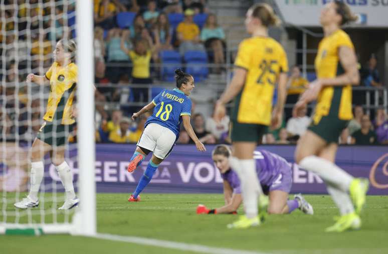 Gabi Portilho celebra o seu gol, o primeiro da Seleção sobre a Austrália –