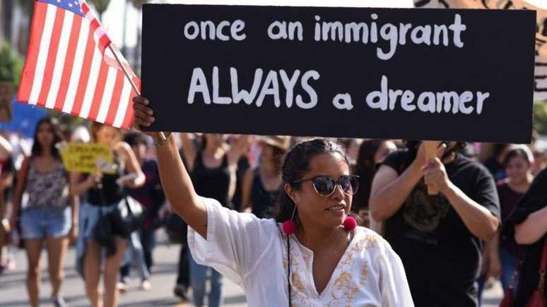 Protesto a favor de imigrantes na Califórnia; Estado busca impedir a deportação de imigrantes sem documentos pelo novo governo federal