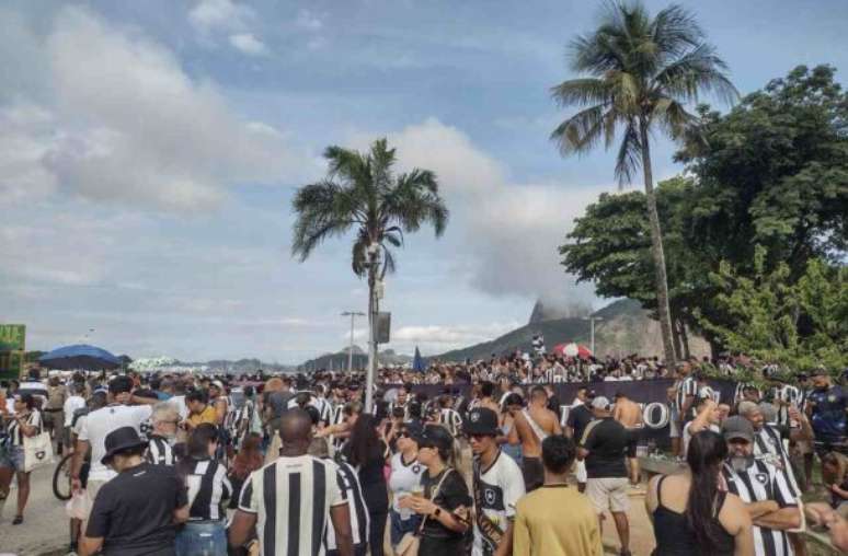 Luciano e o filho vieram de Pernambuco e festejam o título do Botafogo –