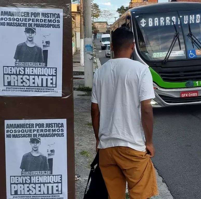 Para evitar o esquecimento, cartazes são colocados em pontos de ônibus de São Paulo com as nove vítimas do Massacre de Paraisópolis. 