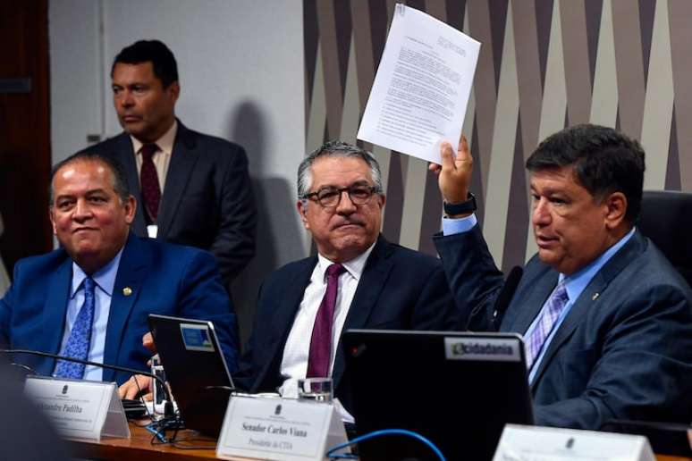 O relator Eduardo Gomes (PL-TO) (à esquerda), ao lado do ministro Alexandre Padilha e do presidente da comissão, Carlos Viana