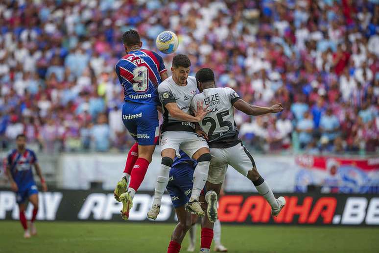 Corinthians e Bahia brigam ponto a ponto por vaga no G8 –