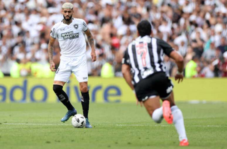 Vitor Silva/Botafogo - Legenda: Alexander Barboza recebe troféu de jogador mais seguro da decisão da Libertadores