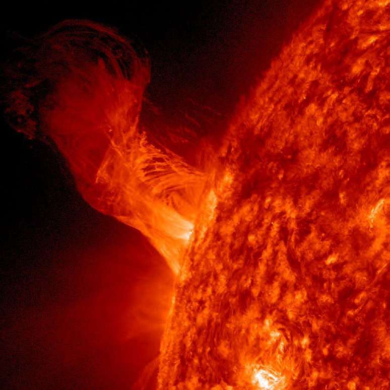 Uma ejeção de massa coronal pode ser várias vezes maior que a Terra