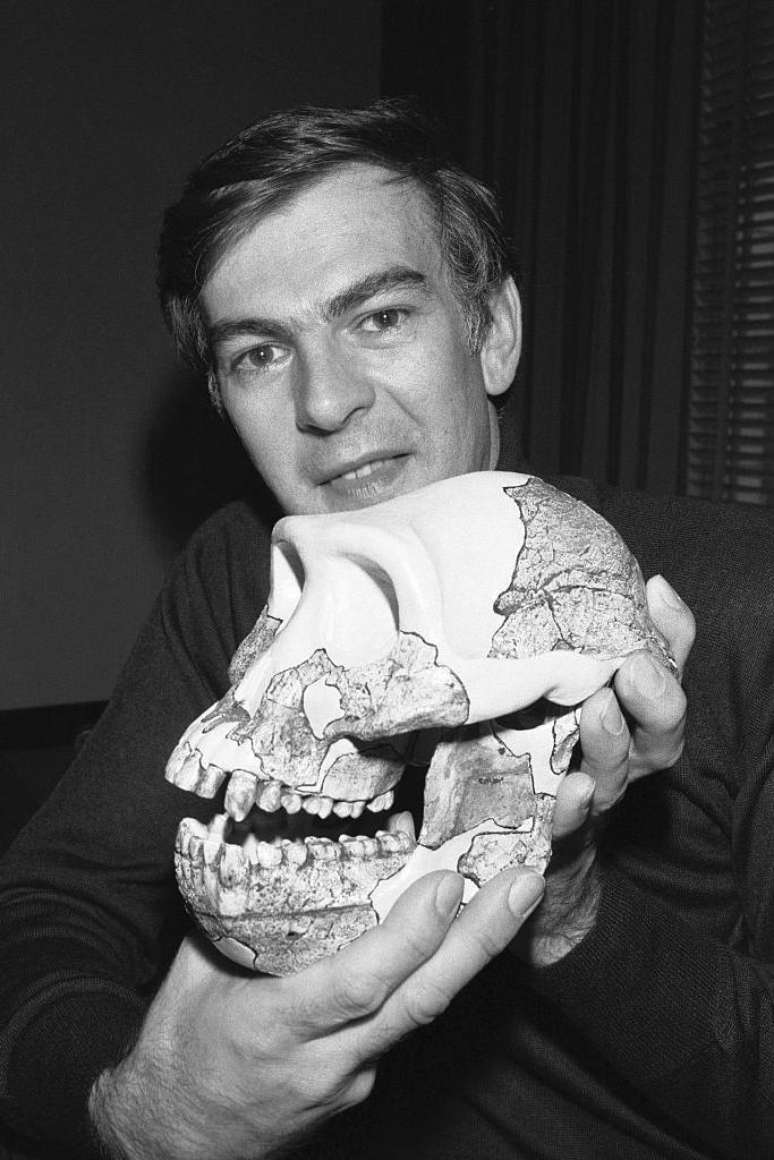 O antropólogo Donald Johanson, que descobriu os ossos fossilizados mais antigos de humanos que caminhavam eretos, mostra o crânio de gesso de 'Lucy'