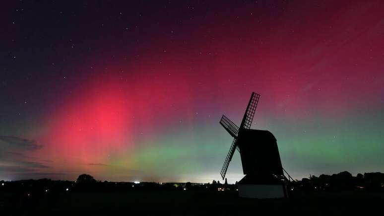 Aurora boreal ilumina o céu do Reino Unido em outubro