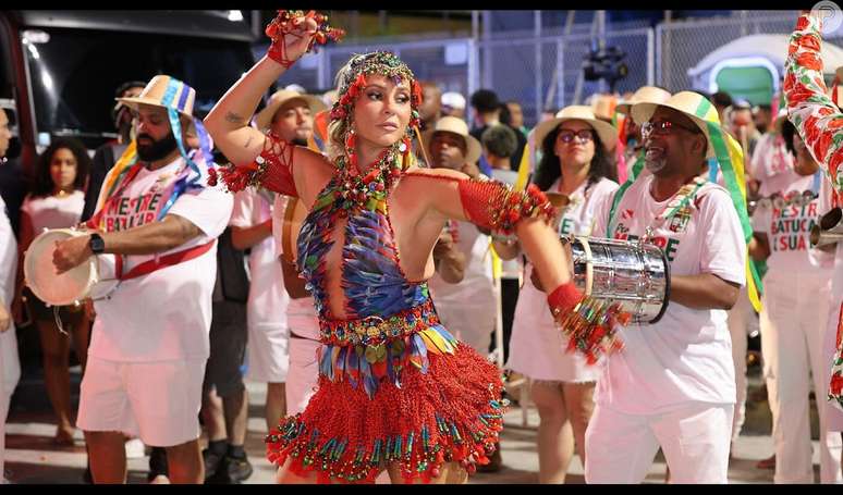 Paolla Oliveira brilhou no ensaio da Grande Rio.